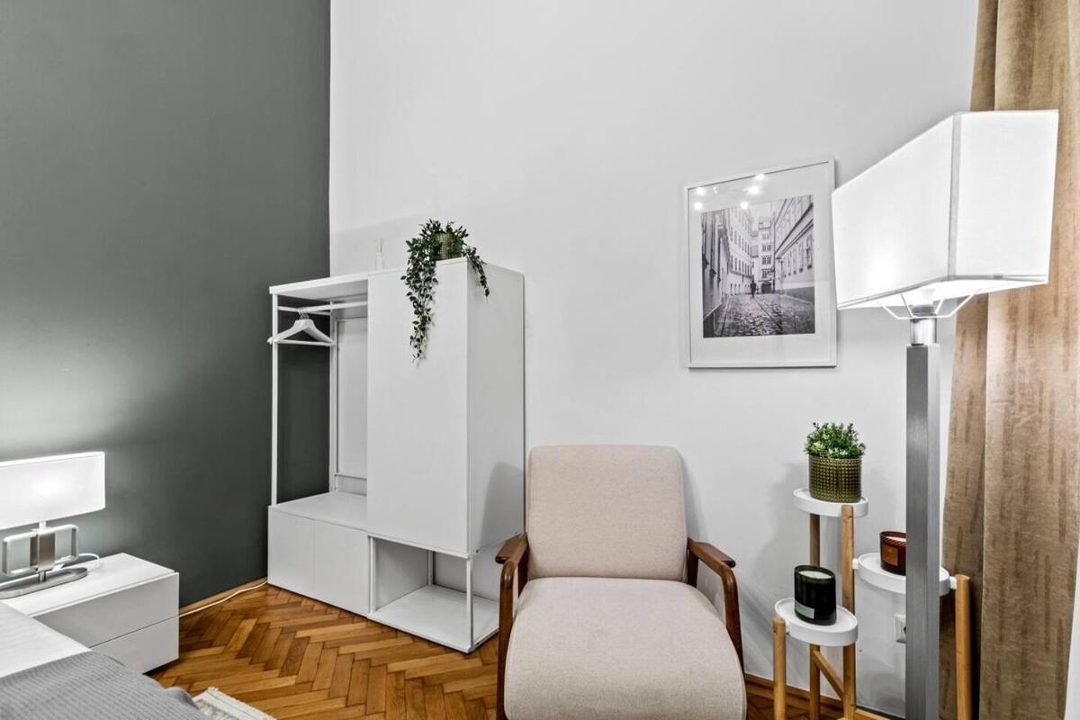 Center I At Stadtpark I 1 Minute To Metro Apartment *